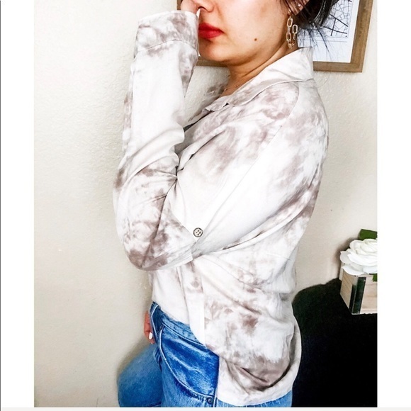 Neutral Tie-dye Button Up Blouse‎ - Picture 3 of 3